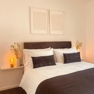  Holiday home Spacious 2bed - 10 Mins To - Free Parking